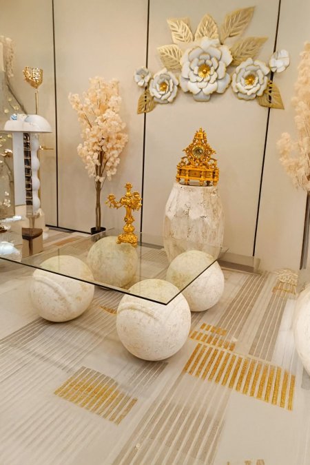 ⚪ طاولة زجاجية بأربع قواعد كروية من الحجر الطبيعي